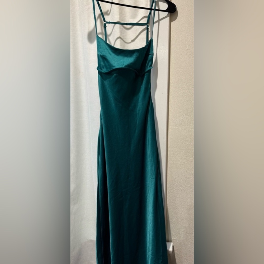 Adorable emerald maxi dress pefect for any summer or fall fancy occasion.